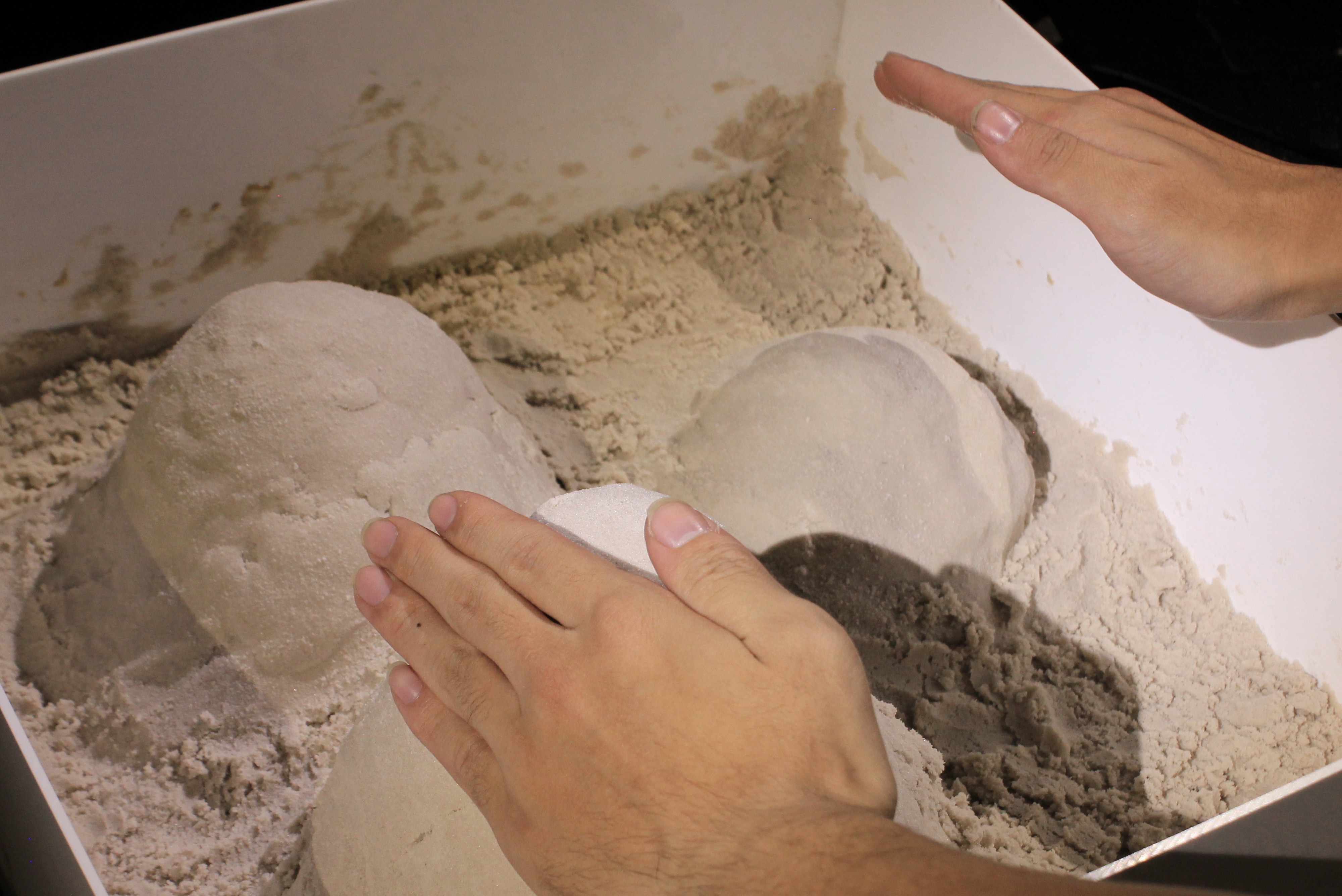Geocussion 砂場楽器 - 東京大学制作展2024での展示風景 - 砂を押し固めて形を作り、音を奏でる革新的な楽器